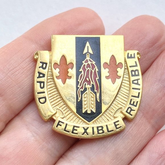 US Army 67th Signal Battalion Unit Crest DUI DI V-21 Enamel Pin 1.1” - Picture 2 of 5